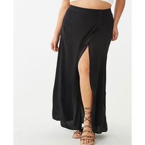 Black maxi skirt with slit//button detail. 2x.
